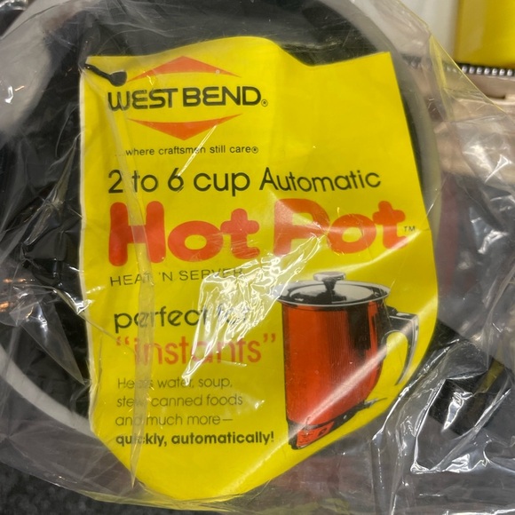 West Bend 1960's Instant HOT POT 3260 Travel Caddy w/4 Cups & 2 Containers NEW - Picture 3 of 6